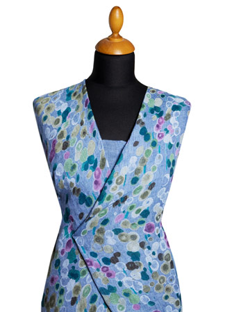 Drapierte Puppe mit bemustertem Leinenkleid