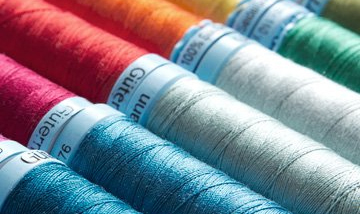 N�hgarne aus Seide, Baumwolle und Leinen, teilweise in Bio-Qualit�t