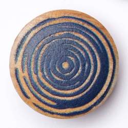 Taro marine 20 mm, Holz-Knopf, marineblau, Eine feine Spiral...