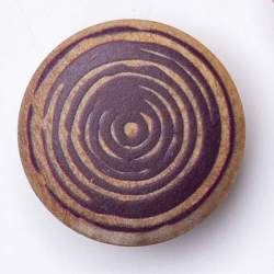 Taro pflaume 20 mm, Holz-Knopf, Eine feine Spiralgravur in h...