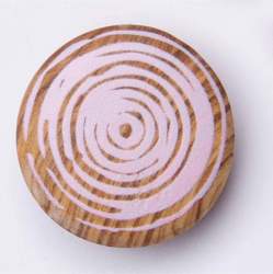Taro rosa 20 mm, Holz-Knopf, Eine feine Spiralgravur in hell...