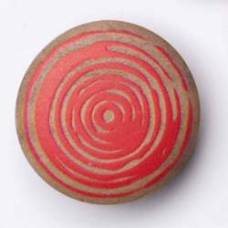 Taro rot 20 mm, Holz-Knopf, Eine feine Spiralgravur in helle...